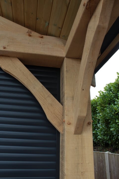 Oak frame curved knee braces